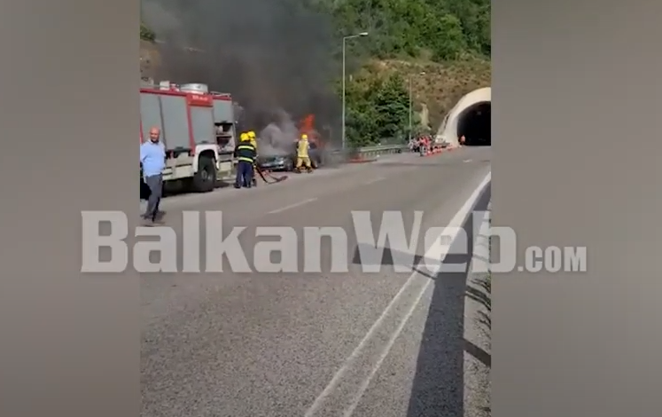 PAMJET/ Merr flakë në ecje makina në dalje të tunelit Tiranë-Elbasan, shoferi dhe pasagjerët…
