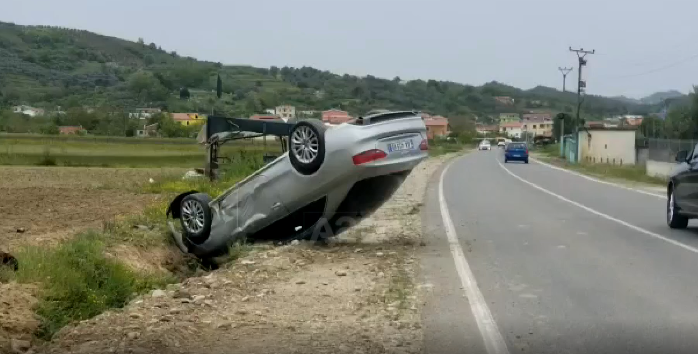 AKSIDENT TEK GJIRI I LALËZIT/ Makina del nga rruga dhe përmbyset në kanal (VIDEO)