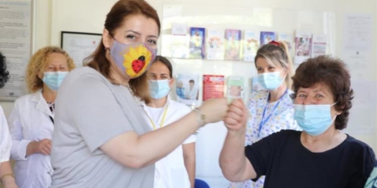 APELI PËR QYTETARËT/ Vaksinohuni për të përballuar variantet e reja të COVID-19