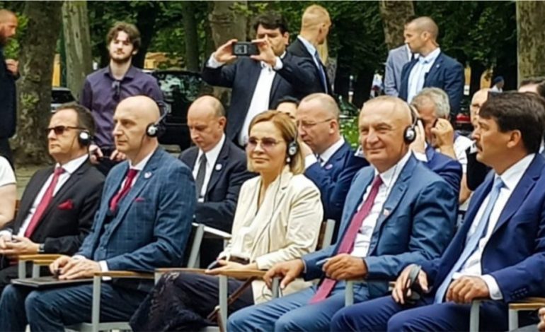 U shfaq krah Ilir Metës si Zonjë e Parë. Kush e “futi në rresht” Monika Kryemadhin