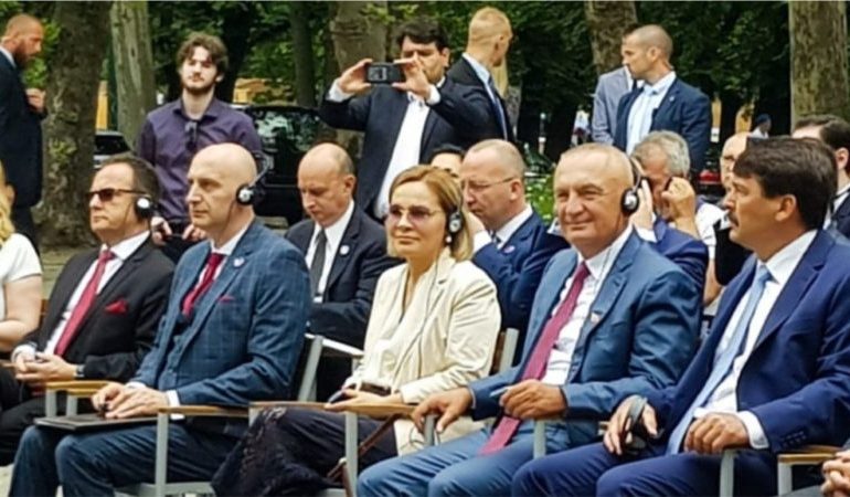 BËHET E GJALLË KRYEMADHI/ Shfaqet si “zonjë e parë” krah Metës në Budapest