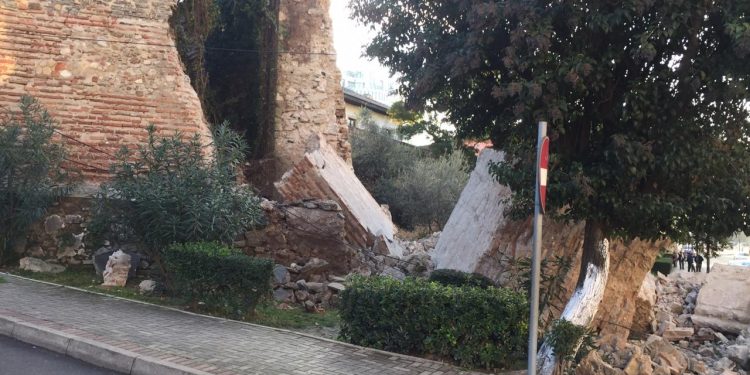 TRAGJIKE/ E zuri muri poshtë teksa po e riparonte, sarandioti ndërron jetë në…