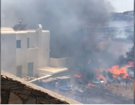EDHE NË GREQI! Në rrezik për t’u mbyllur pas rasteve me Covid-19, Mykonos përfshihet nga flakët