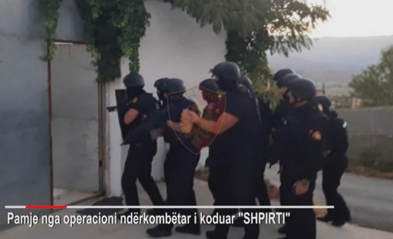 TË TJERA PAMJE/ Me armë e skafandra, disa nga të arrestuarit me rroba gjumi. Ja çfarë gjihet në brendësi të kolltukut