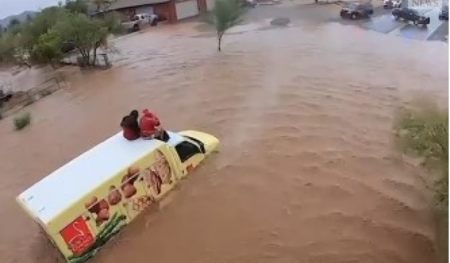 SKENA SI NË FILMA/ Dy burrat e rrezikuar nga përmbytjet, shpëtohen me helikopter nga ajri