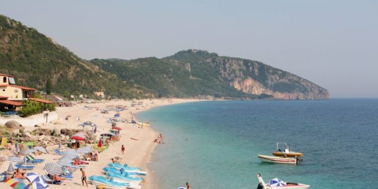 “MOS SHKONI PËR NJË COCA-COLA…”/ Politika nuk i ndal, serbët zgjedhin Shqipërinë për të shijuar pushimet verore