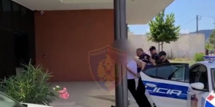 I DËNUAR NË SHQIPËRI DHE GJERMANI PËR PLAGOSJE/ Aarrestohet 44-vjeçari me dy EMRA
