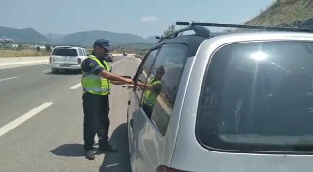 TË DEHUR DHE ME SHPEJTËSI 189 KM/ORË/ Policia aksion në rrugët e Shqipërisë, 14 të arrestuar. Një 33 vjeçar…