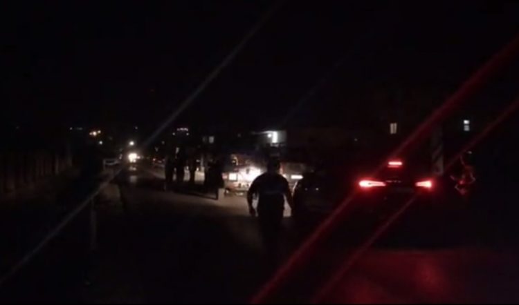 PO TENTONIN TË VIDHNIN NJË BANESË NË ELBASAN/ Policia kap “mat” të rinjtë në mesnatë