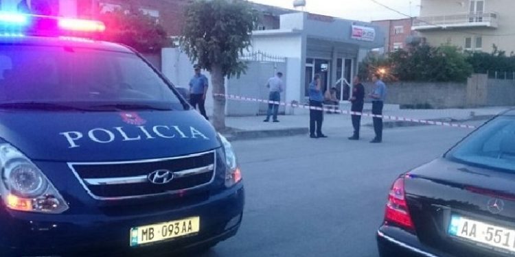 E RËNDË/ Vetëplagoset me thikë 56-vjeçari, dërgohet me urgjencë në spital