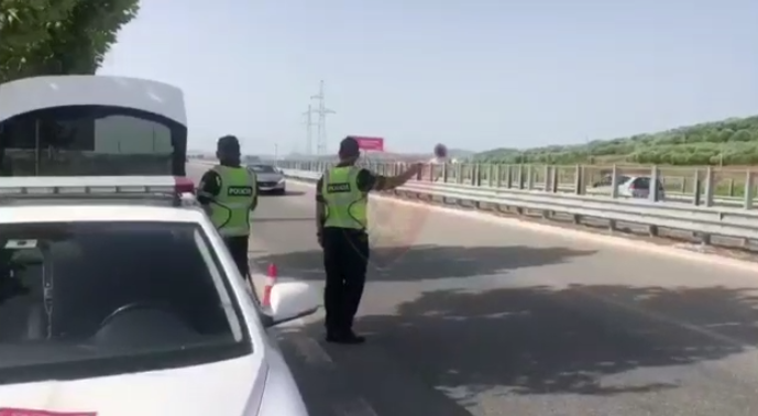 KONTROLLE INTESIVE NË AKSET RRUGORE/ Policia ndëshkon “shoferët e pabindur”. Ja sa gjobiten dhe iu hiqet patenta
