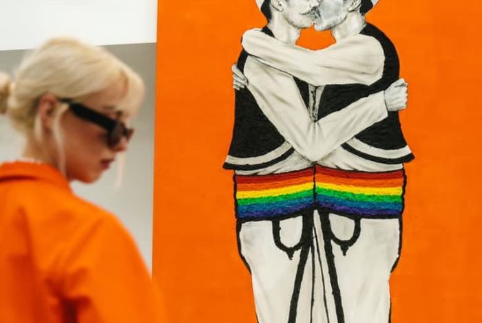 PROVOKON artistja shqiptare, pikturon dy burra me plis që PUTHEN në buzë