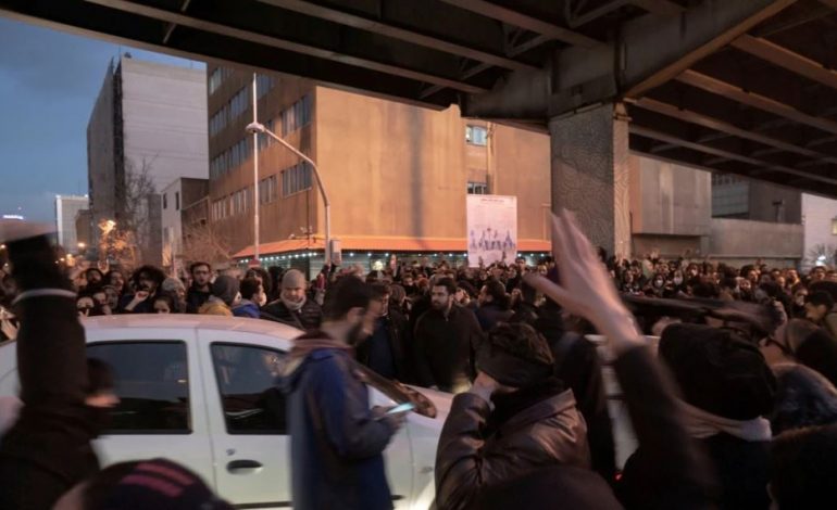 PËRGJAKEN PROTESTAT PËR UJIN NË IRAN/ Raportohet për tre të vdekur, trazira në shumë qytete
