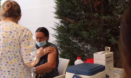 “ME ZOR KAM PRITUR…”/ Manastriliu poston videon nga qendra e vaksinimit dhe ka NJË THIRRJE për qytetarët