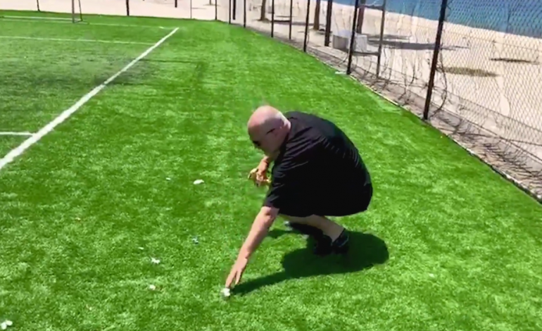 “PA KOMENT”/ Rama mbledh mbeturinat në një ambient sportiv në Vlorë: Turistët s’mund të shohin këtë pamje…