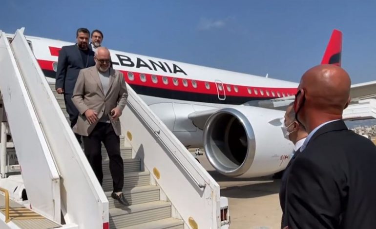 DALIN PAMJET/ 5 gra dhe 14 fëmijë nxirren nga kampet e Sirisë, Rama dhe Çuçi të pranishëm në operacion
