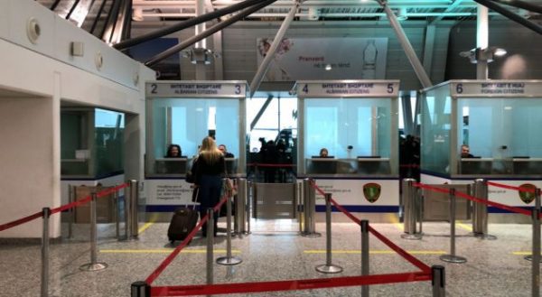 NUK IU MUNDËSUA UDHËTIMI/ Arrestohet 42-vjeçarja në Rinas, goditi punonjësen e kompanisë ajrore