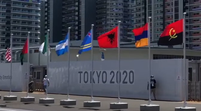 FLAMURI KUQEZI VALËVITET NË FSHATIN OLIMPIK NË TOKIO/ Rama: Suksese Shqipëri (VIDEO)