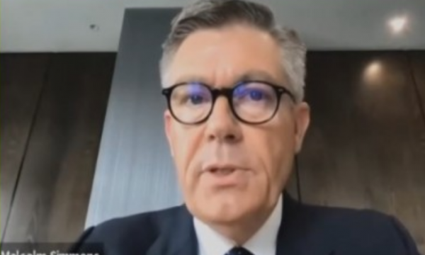 “QEVERIA E KOSOVËS DUHET TË REAGOJË”/ Simmons: Gjykata Speciale u bë vetëm për t’i dënuar ish-komandantët e UÇK-së