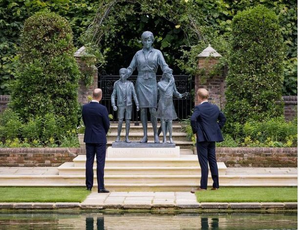 ZBULUAN STATUJËN E PRINCESH DIANËS/ Princat William dhe Harry bëhen bashkë pa bashkëshortet