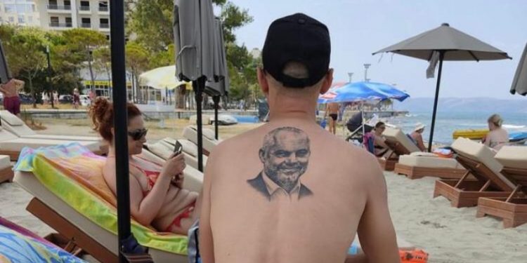 FOTOLAJM/ Një i ri “mban” Edi Ramën në kurriz, e bën tatuazh
