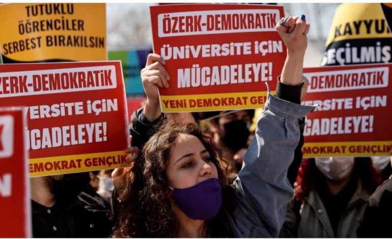PËRBALLË PROTESTAVE NË TURQI/ Presidenti Erdogan bën një gjest të rrallë tërheqjeje