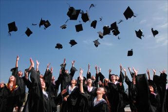 BIE NUMRI I DOKTORANTËVE TË RINJ/ Pas 2018 tre herë më pak diploma