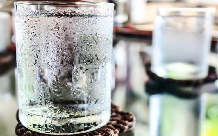 PARA APO PAS NGRËNIES? Zbuloni kur është koha e duhur për të pirë ujë