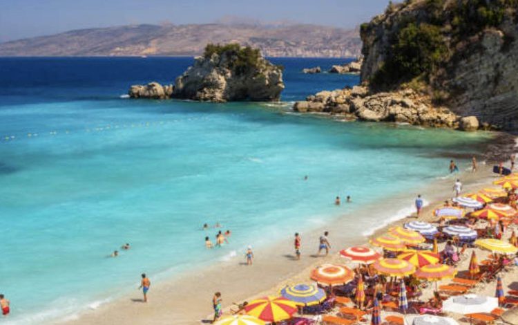 SI NDIKON UJI ME KRIPË I DETIT PËR LËKURËN TUAJ? Cilat janë përfitimet