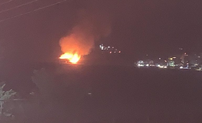 ZJARRET NË VEND/ Flakë të mëdha në Ksamil të Sarandës, shkrumbohen pemë dhe shkurre (VIDEO)