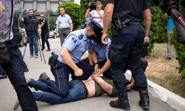 DALIN PAMJET/ Arrestohet me forcë bashkëshorti i ish-ministres Besa Shahini, ja momenti kur “blutë” e shtrijnë mbi asfalt