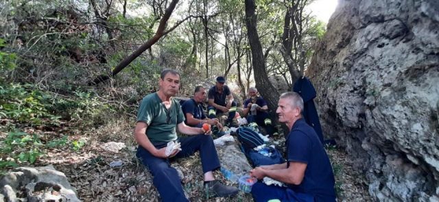 “BUKË, KRIPË DHE ZEMËR TË BARDHË”/ Zjarrfikësit në gatishmëri pas shuarjes së flakëve në Dukat