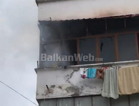 E RËNDË NË KORÇË/ Shpërthen bombula e gazit, pallati 5 katësh përfshihet nga flakët