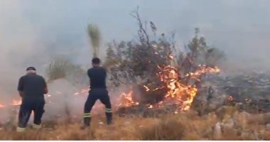 NUK NDALET ZJARRI NË TRAGJAS E KARABURUN/ Digjet një sipërfaqe e madhe bimësh