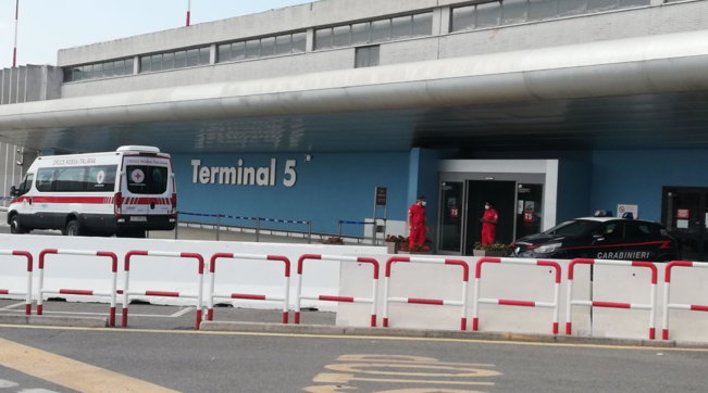 ITALI/ Mbërrijnë në aeroportin e Fiumicinos 211 afganë të tjerë të evakuuar
