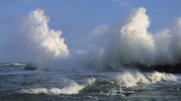 E RËNDË NË ITALI/ Babai futet në det për të shpëtuar fëmijët e mitur nga mbytja, humb jetën