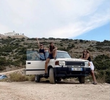 DEL FOTO/ Pak orë para aksidentit TRAGJIK 3 vajzat pozuan mbi “Land Rover”