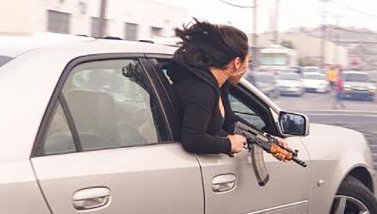 ALARMOHEN AUTORITET/ E reja në SHBA nuk pyet, udhëton duke mbajtur një duar kallashnikov (FOTO)