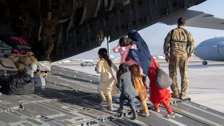 SITUATA NË AFGANISTAN/ Paralajmërime për sulme terroriste në aeroportin e Kabulit