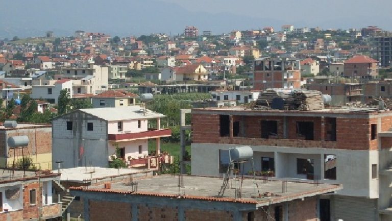 NDËRTUAN KATE SHTESË PA LEJE/ Policia shpall në kërkim dy pronarët e objekteve në Dhërmi (EMRAT)