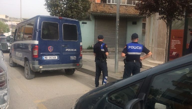 E RËNDË NË DURRËS/ Pas sherrit merr armën dhe plagos në këmbë 26-vjeçarin, në kërkim autori