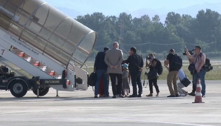 TË NGUJUAR NË KAMPIN “AL HOL”/ Mbërrijnë në atdhe 5 gra dhe 14 fëmijë shqiptarë! Priten në aeroport nga Rama