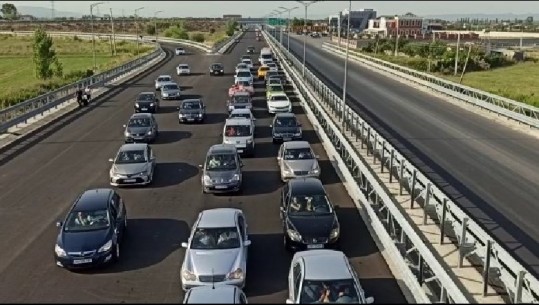VIDEOLAJM/ Mijëra qytetarë nga Kosova drejtohen për në plazhet e Shqipërisë