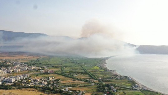 PAMJE ME DRON/ Ja si duket Karaburuni i mbuluar nga zjarri dhe tymi (VIDEO)