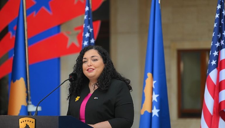 NDERON ME MEDALJE NDERI DJALIN E JOE BIDEN/ Osmani: Familja juaj i ka dhënë dritë Kosovës