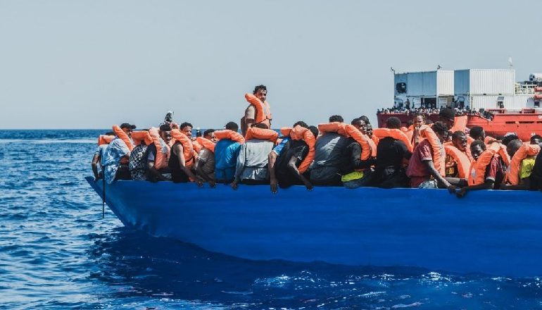 TENTUAN TË KALOJNË MESDHEUN/ Anijet humanitare shpëtojnë 700 migrantë