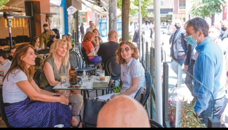 COVID-19/ Qeveria greke përgatitet për vjeshtën: Plani i ri, vaksinë ose test për t’u ulur në kafene