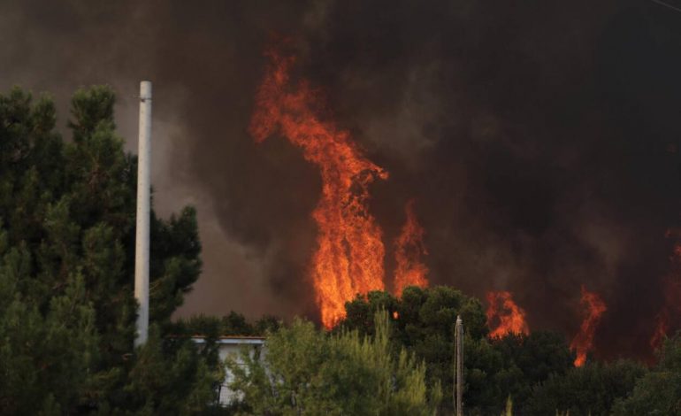 ZJARRET NË GREQI/ Situata jashtë kontrollit në Attica, flakë deri në 20 metra të larta “gllabërojnë” shtëpitë (VIDEO)