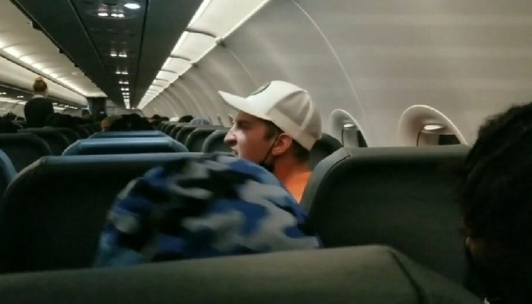 “TËRBOHET” I RIU/ Ngacmon stjuardesat dhe godet me grushte stafin e avionit (PAMJET)