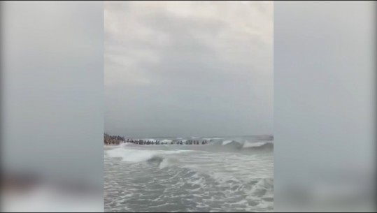 RREZIKOI TË MBYTEJ NGA DALLGËT/ Pushuesit në Shëngjin kapen për dore dhe futen në det, shpëtojnë shqiptarin (VIDEO)